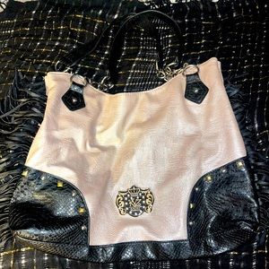 Pocketbook. Used, good condition. Beautiful gold and black colors.